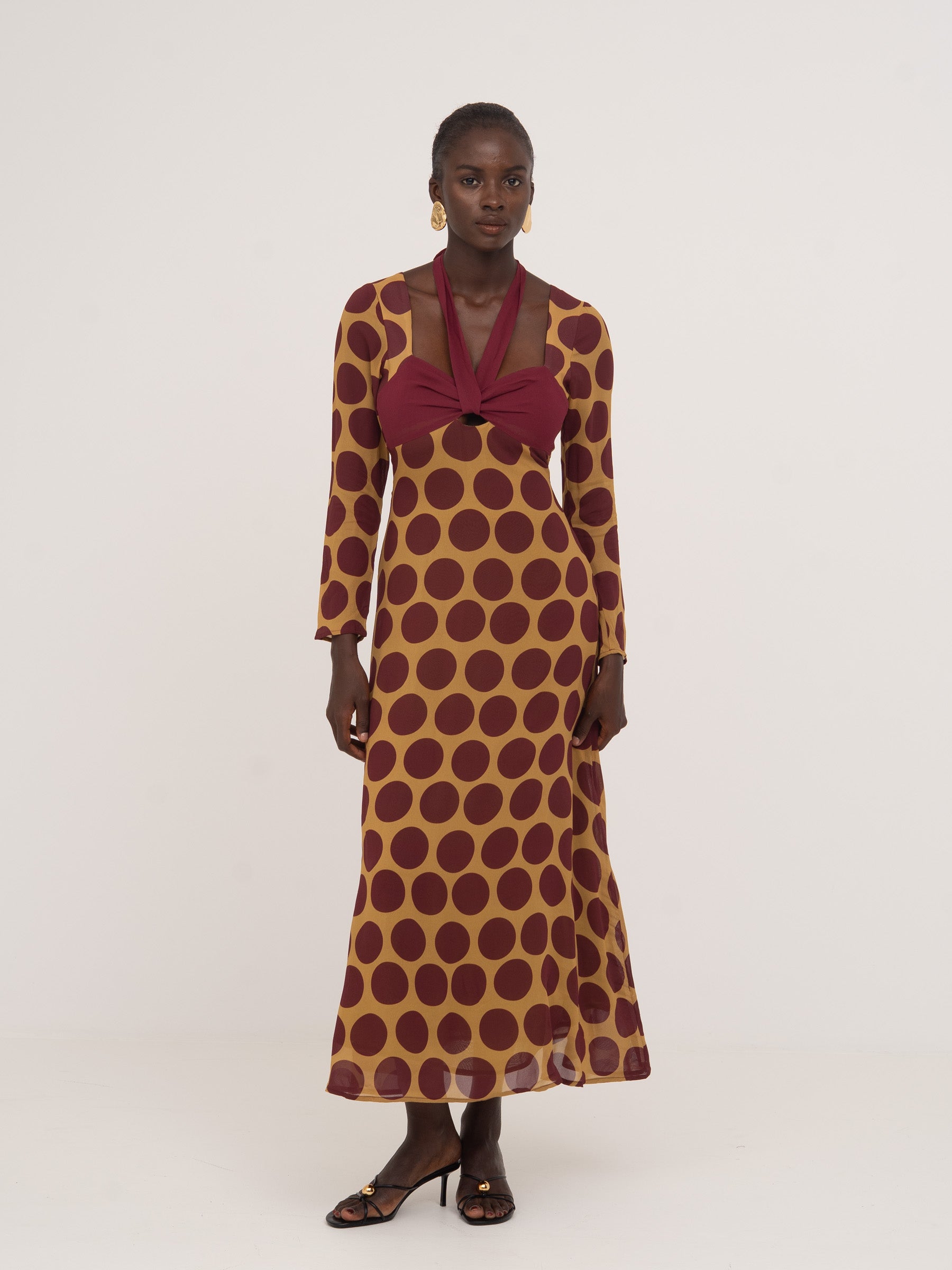 Long burgundy dress with yellow polka dots and a scoop neckline | CARMEN SAYS Long burgundy dress with yellow polka dots and a scoop neckline | CARMEN SAYS