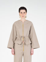 Completa tu look con Fuji Beige Jacket