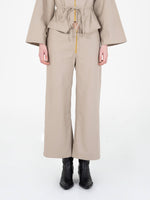 Completa tu look con Fuji Beige Pants 