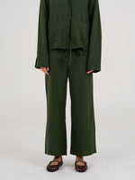 Completa tu look con Grinch Green Linen Pants
