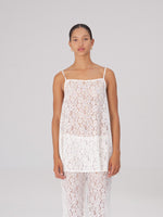 Completa tu look con Luna White Lace Top