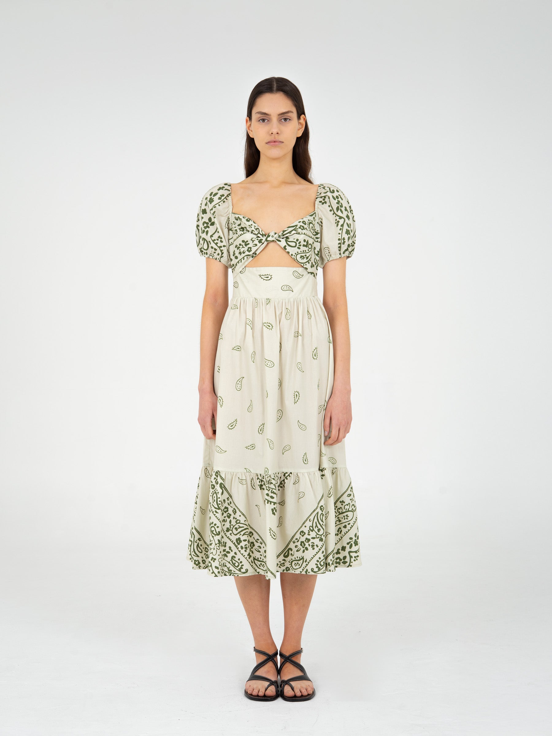 Elegant green paisley print maxi dress | CARMEN SAYS Elegant green paisley print maxi dress | CARMEN SAYS
