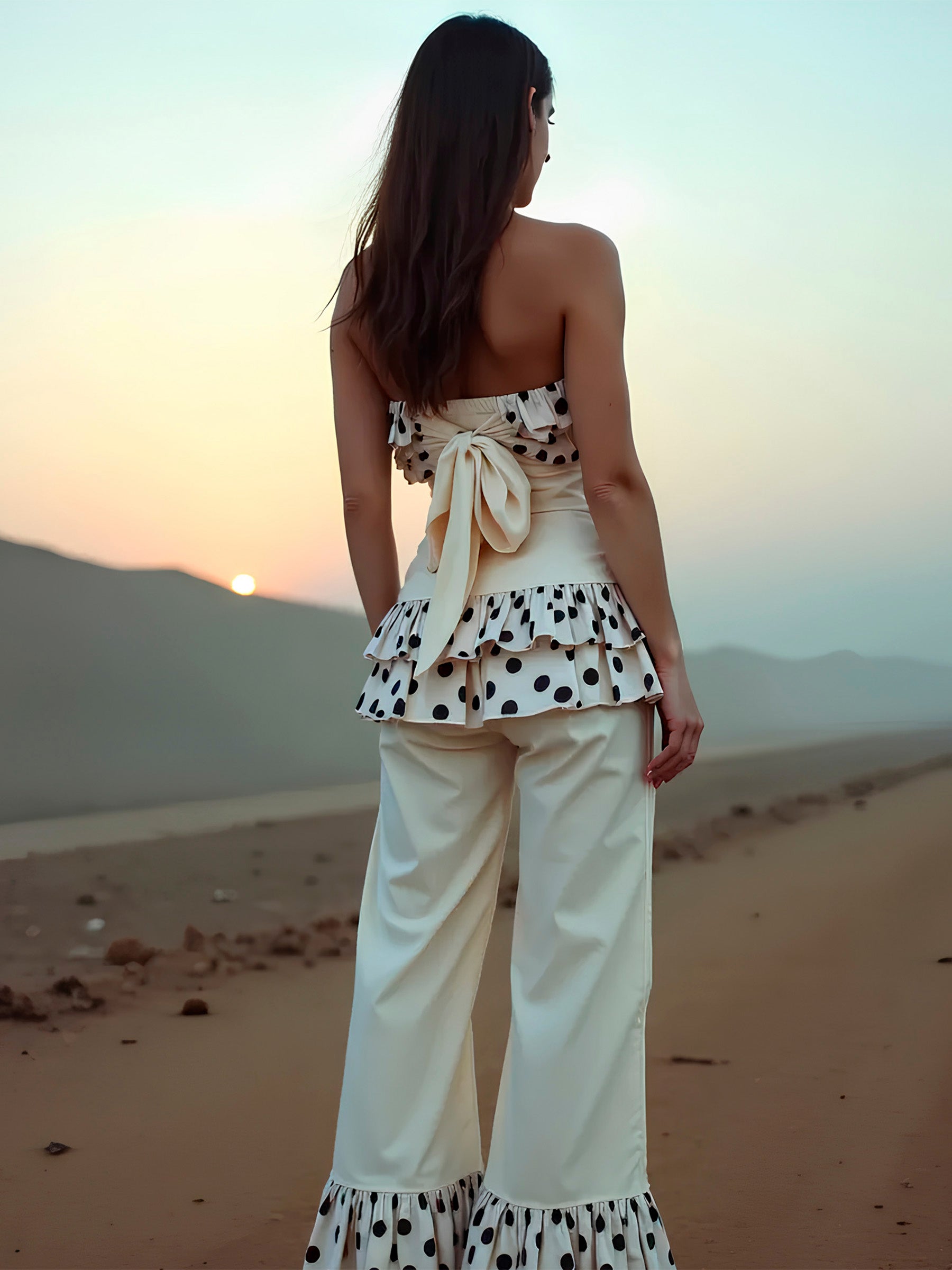 Noctis Beige Polka Dot Print Top camisas y camisetas