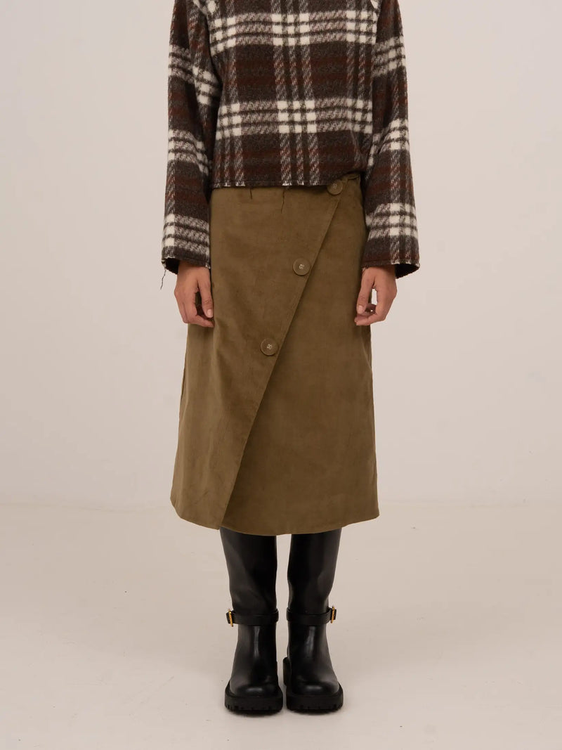 Falda midi de terciopelo en color caqui, diseño envolvente con cierre de botones laterales y silueta recta de largo medio.