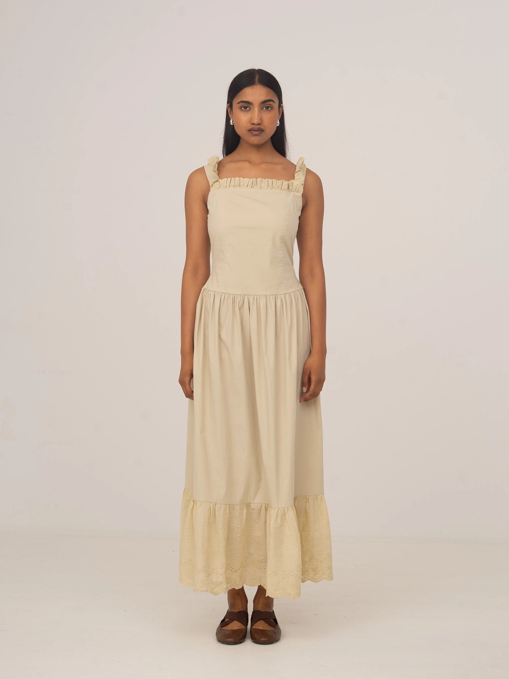 Modelo con vestido largo crema sin mangas con detalles de encaje de CARMEN SAYS