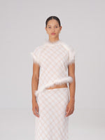 Completa tu look con Plaid Balance Feather Top