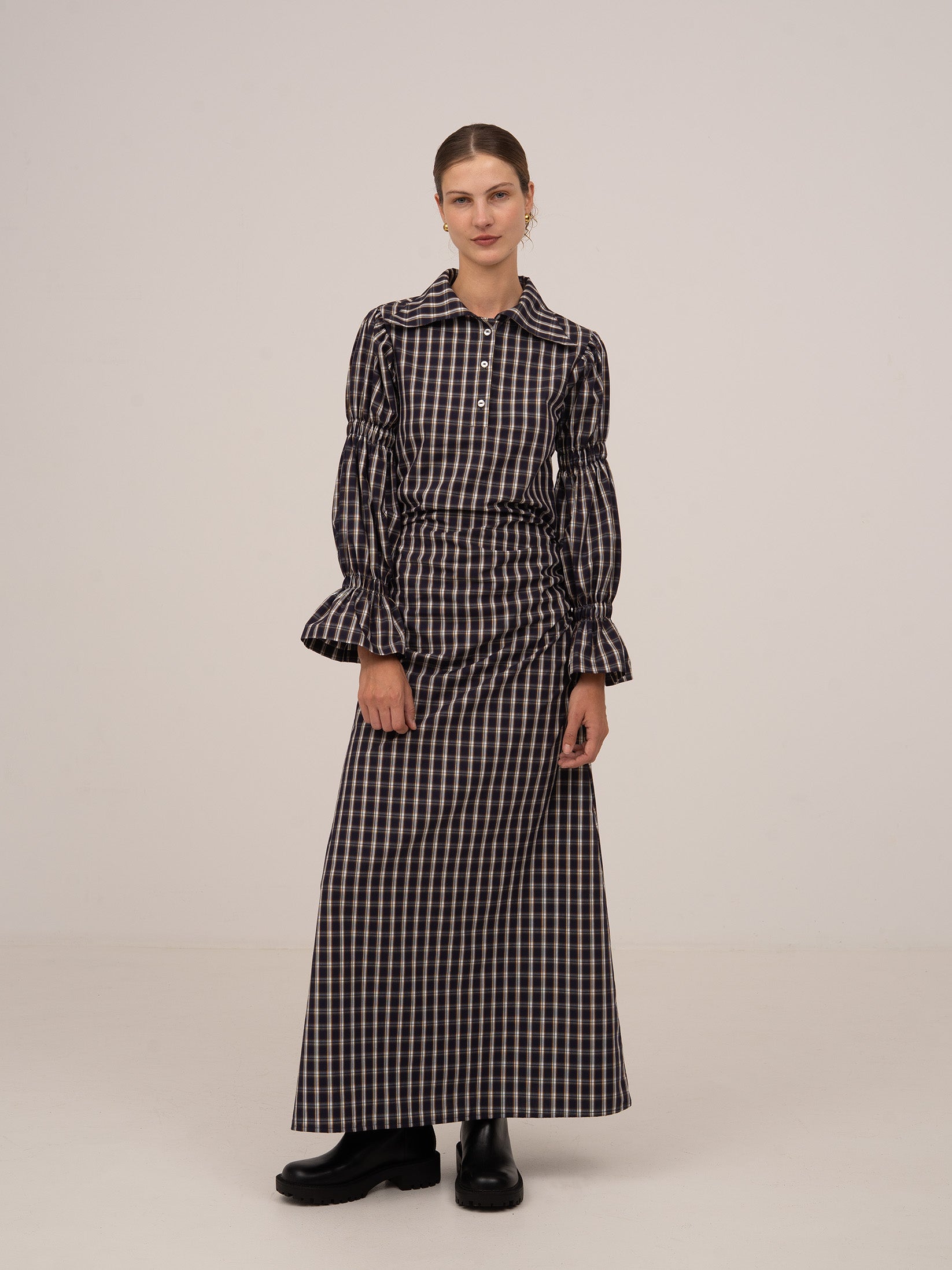 Blue plaid maxi dress with contrasting collar | CARMEN SAYS Blue plaid maxi dress with contrasting collar | CARMEN SAYS
