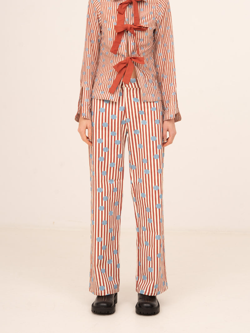 Pantalón femenino largo con estampado de rayas en tonos rojos y azules combinado con lunares, diseño recto y fluido, elegante y original, ideal para looks sofisticados, conjuntos especiales o estilismos con un aire creativo y distintivo.