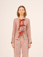 Completa tu look con Doll Red Striped Shirt