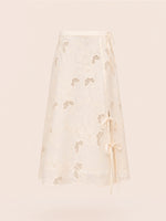 Completa tu look con Sunlit Cream Embroidered Midi Skirt