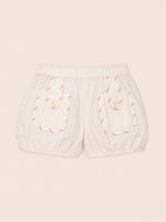 Completa tu look con Dune White Shorts