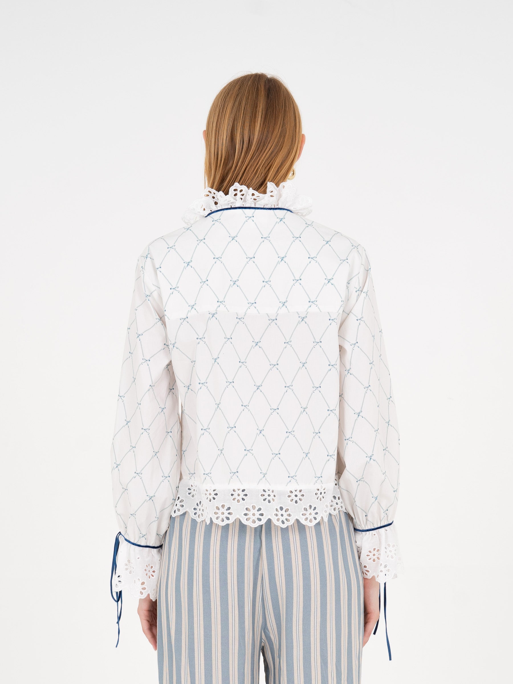 Soho White Bow-Printed Blouse camisas y camisetas