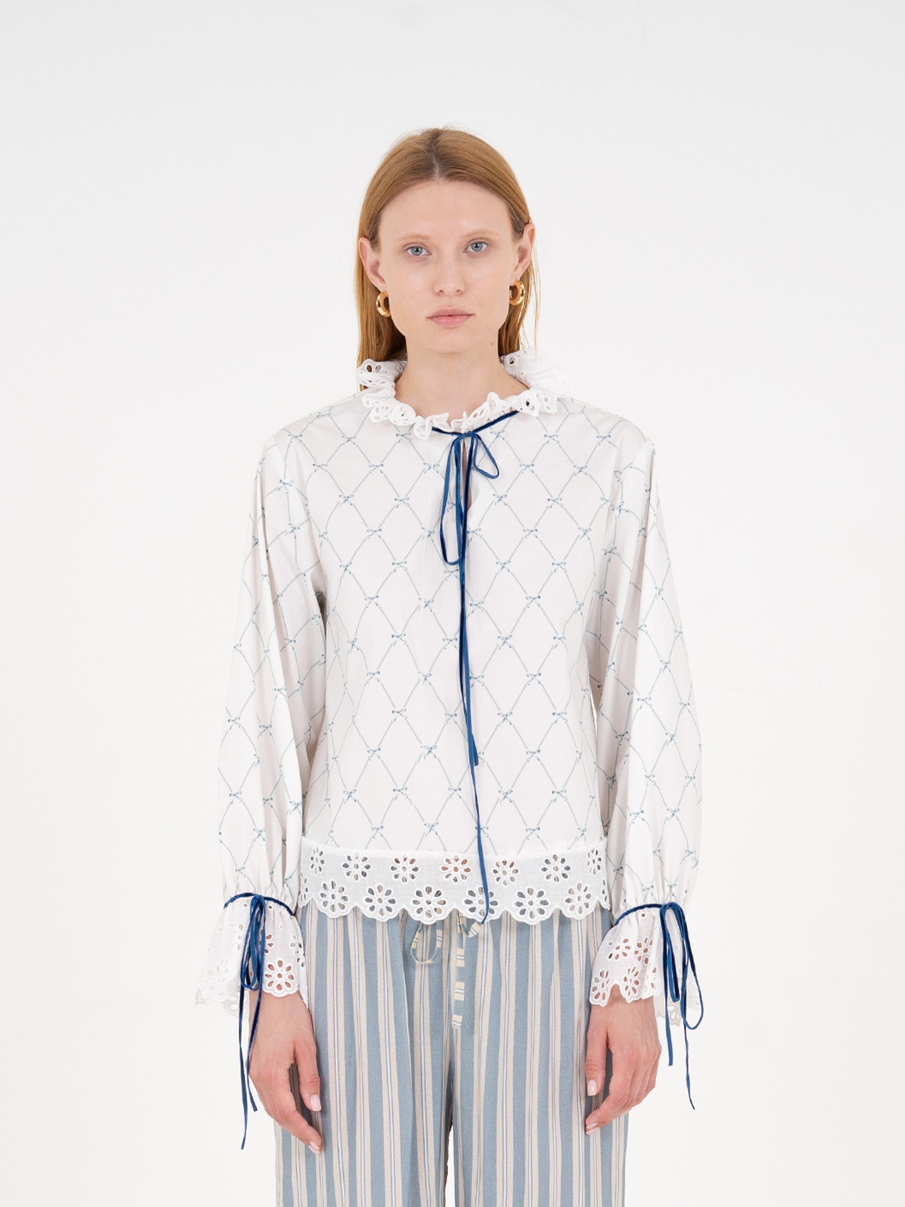 Soho White Bow-Printed Blouse camisas y camisetas