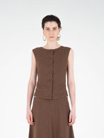Completa tu look con Teide Brown Vest
