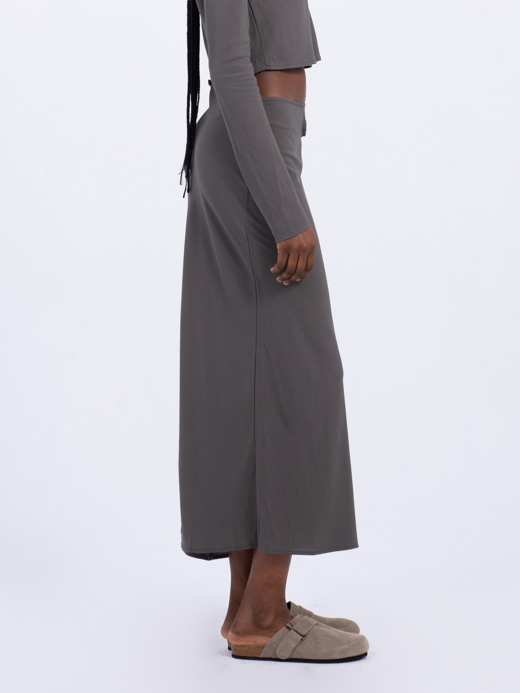 Gray straight skirt with front slit | CARMEN SAYS