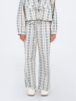 Completa tu look con Tribeca Flower Print Pants