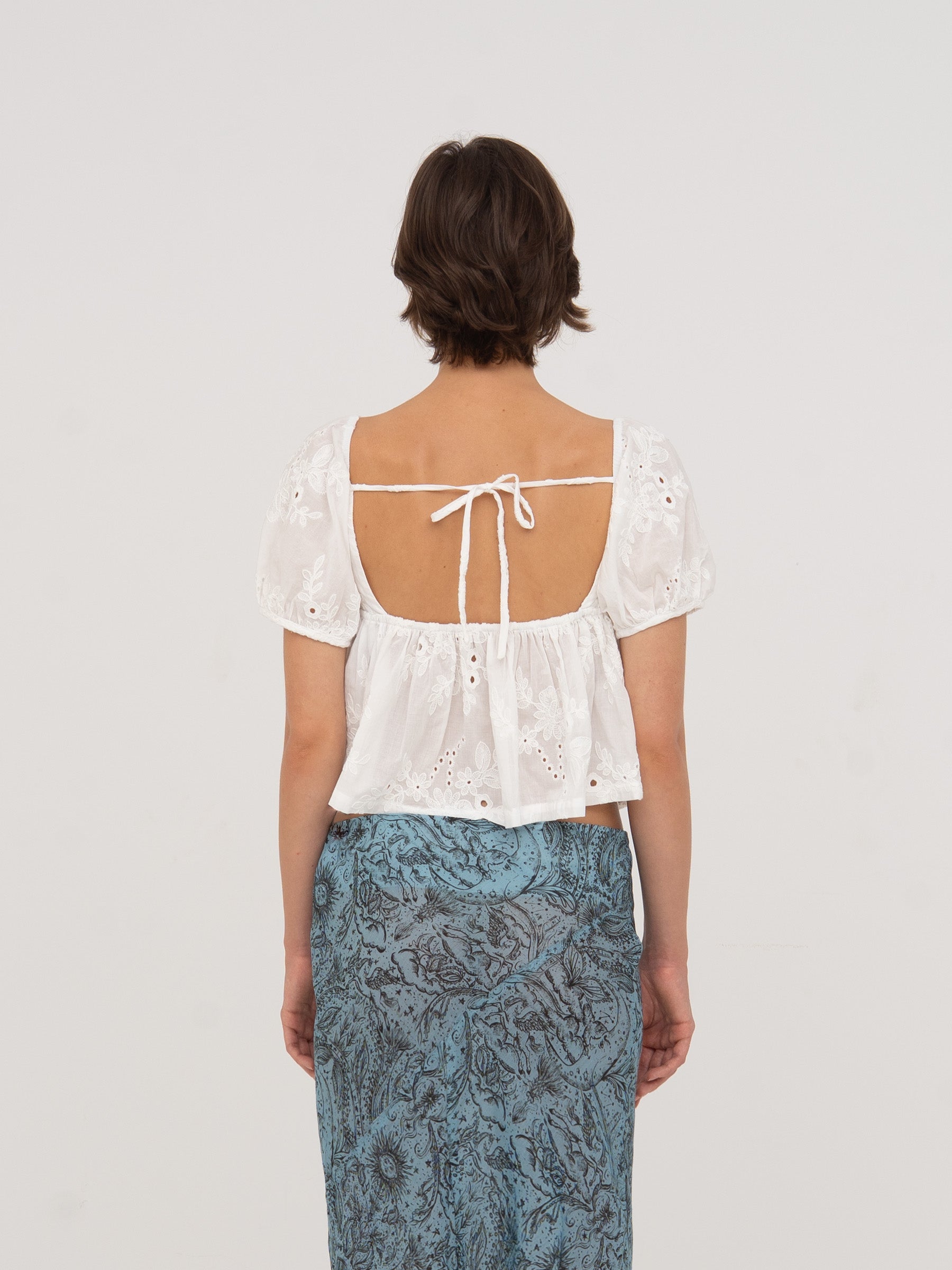 Vera Embroidered White Top camisas y camisetas