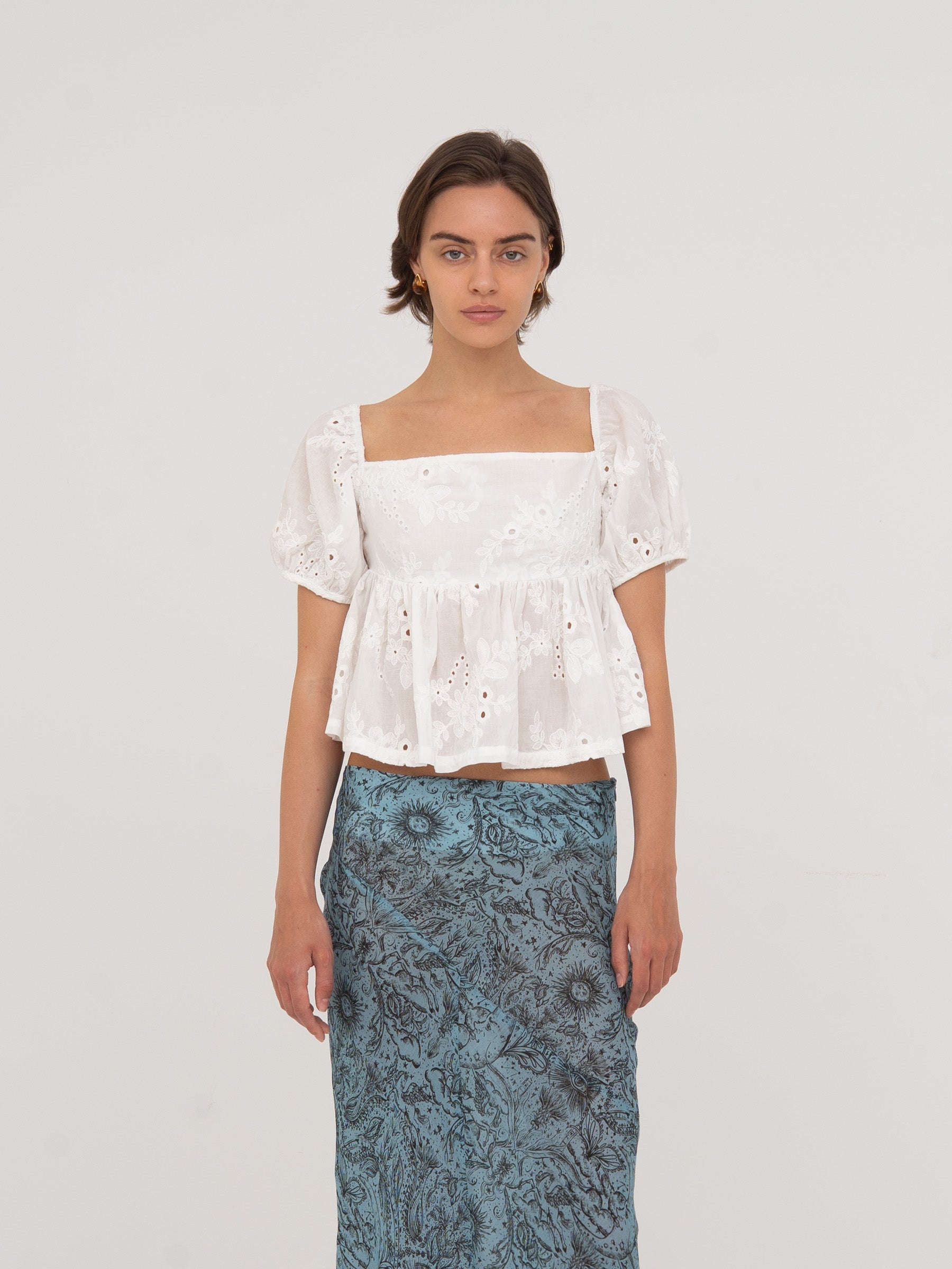 Vera Embroidered White Top camisas y camisetas