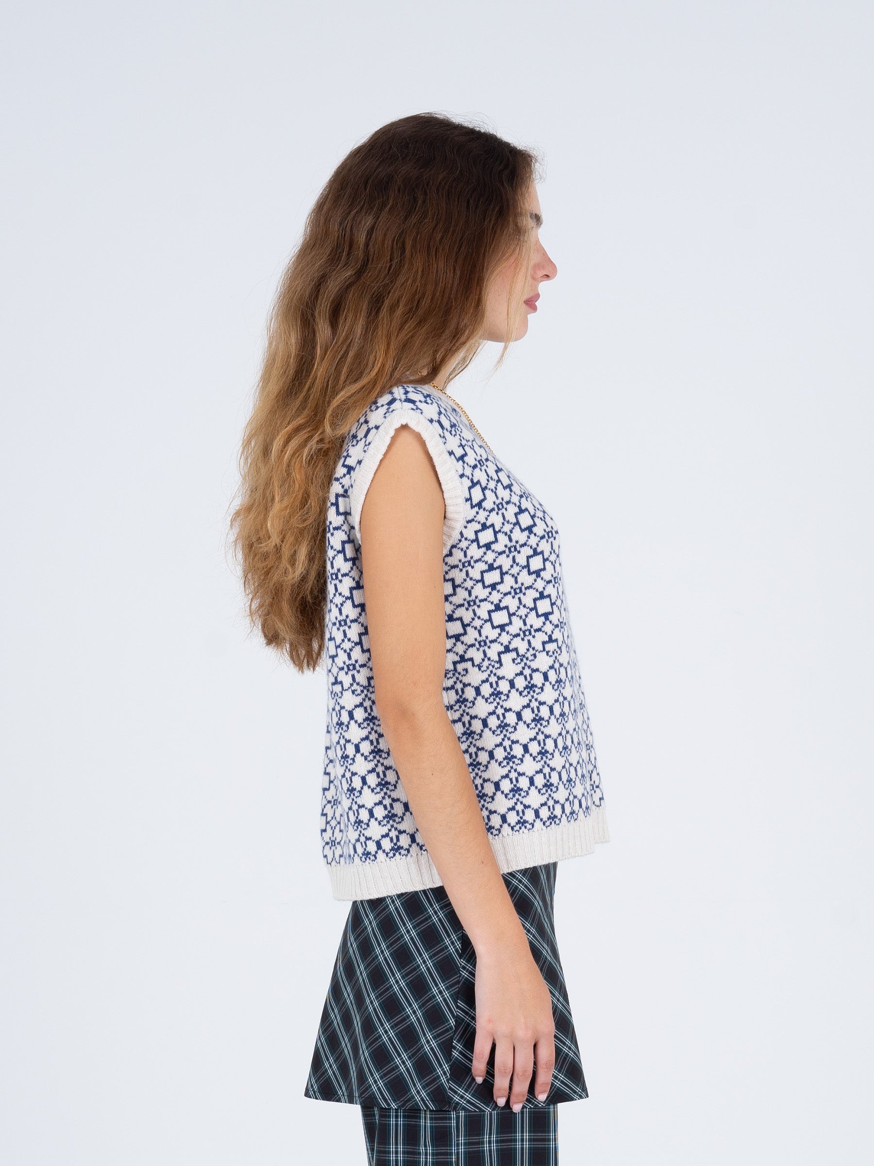 Whisper Blue and White Jacquard Vest camisas y camisetas