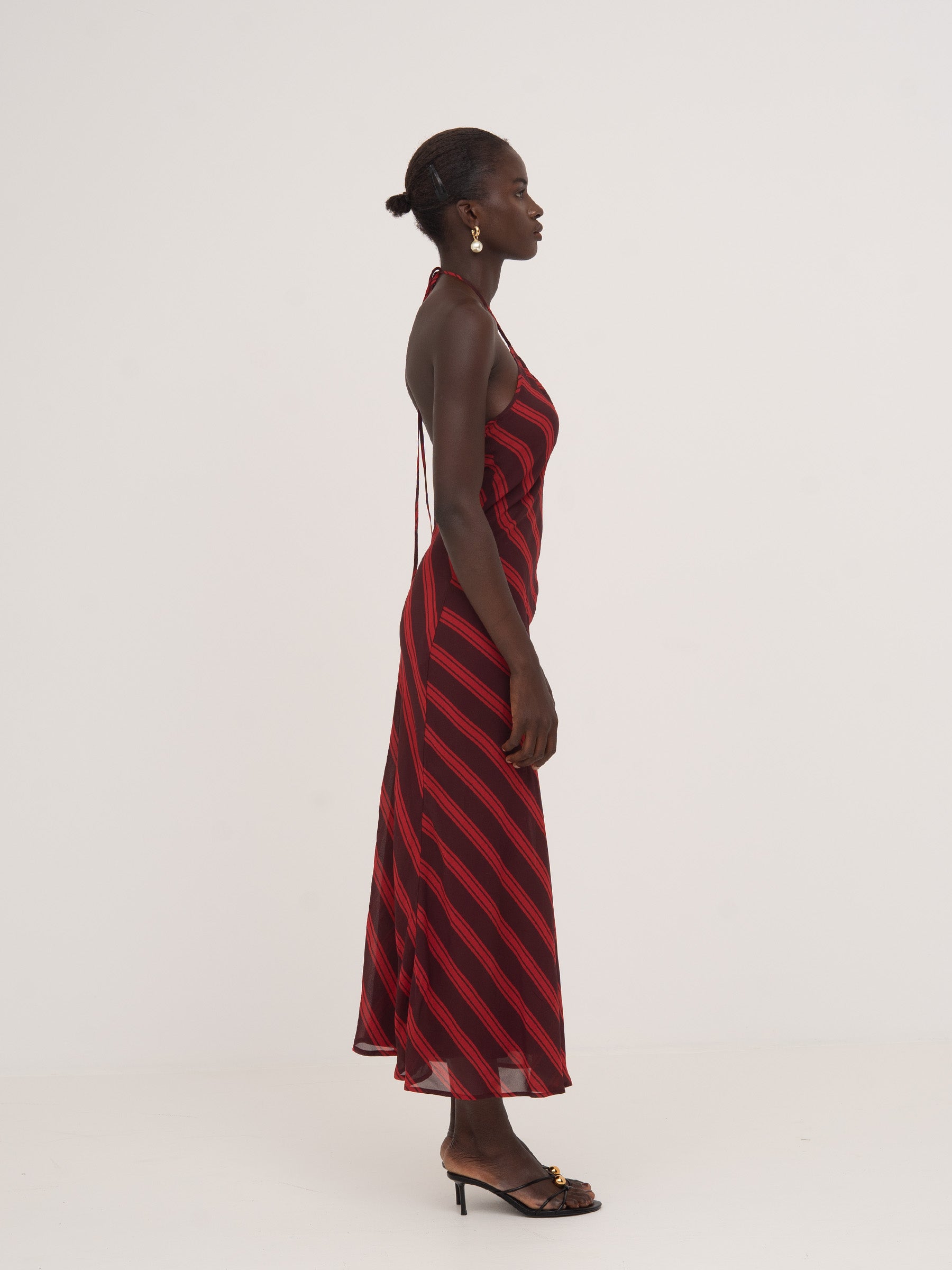 Long burgundy and red striped dress with a bow at the back Long burgundy and red striped dress with a bow at the back