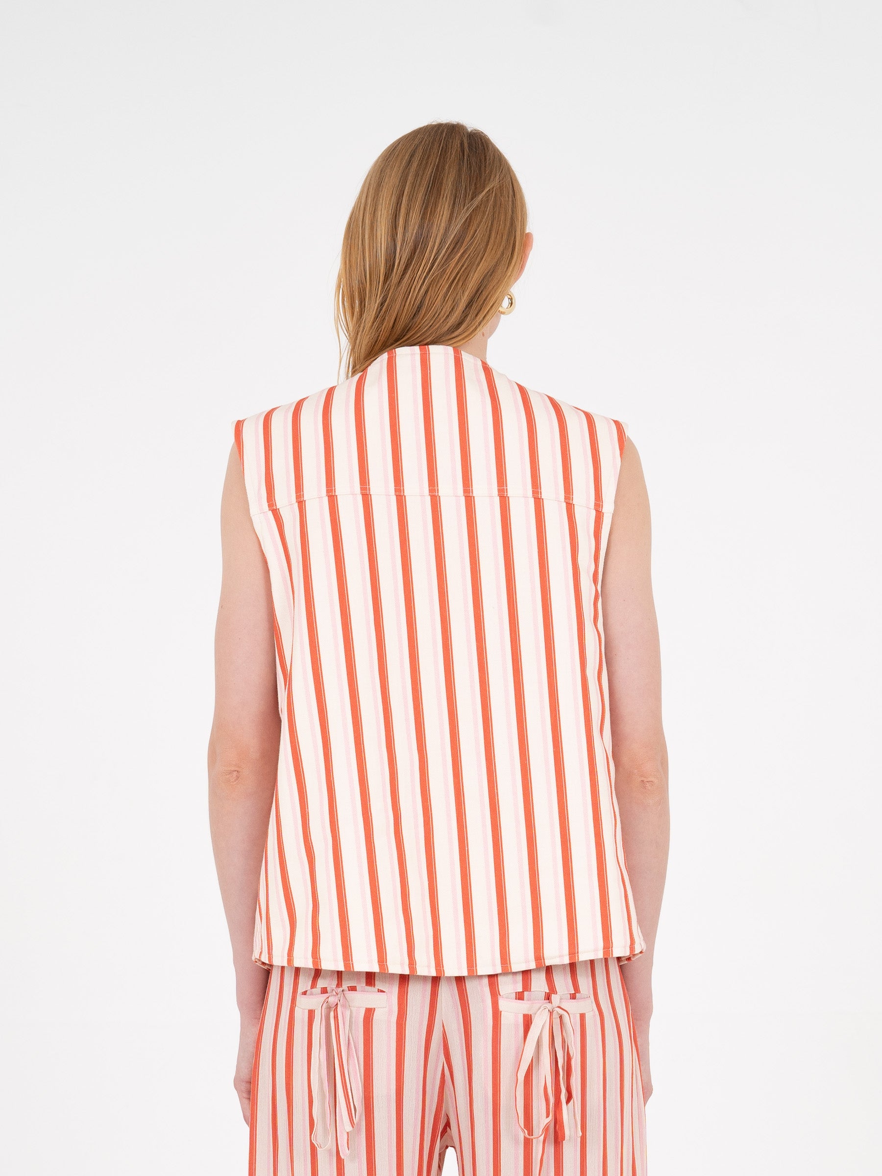 Zinnia Red Striped Printed Denim Vest camisas y camisetas