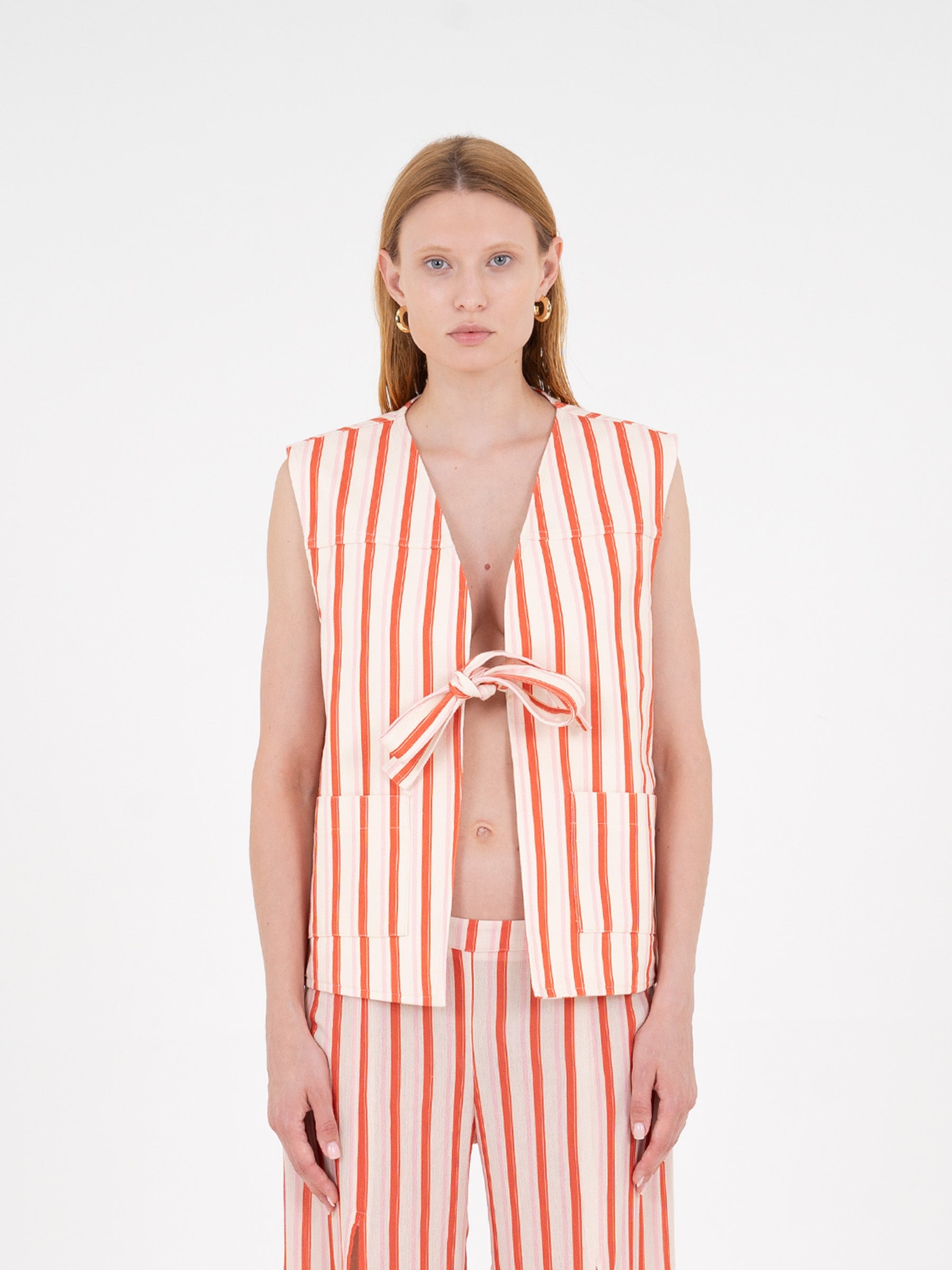 Zinnia Red Striped Printed Denim Vest camisas y camisetas