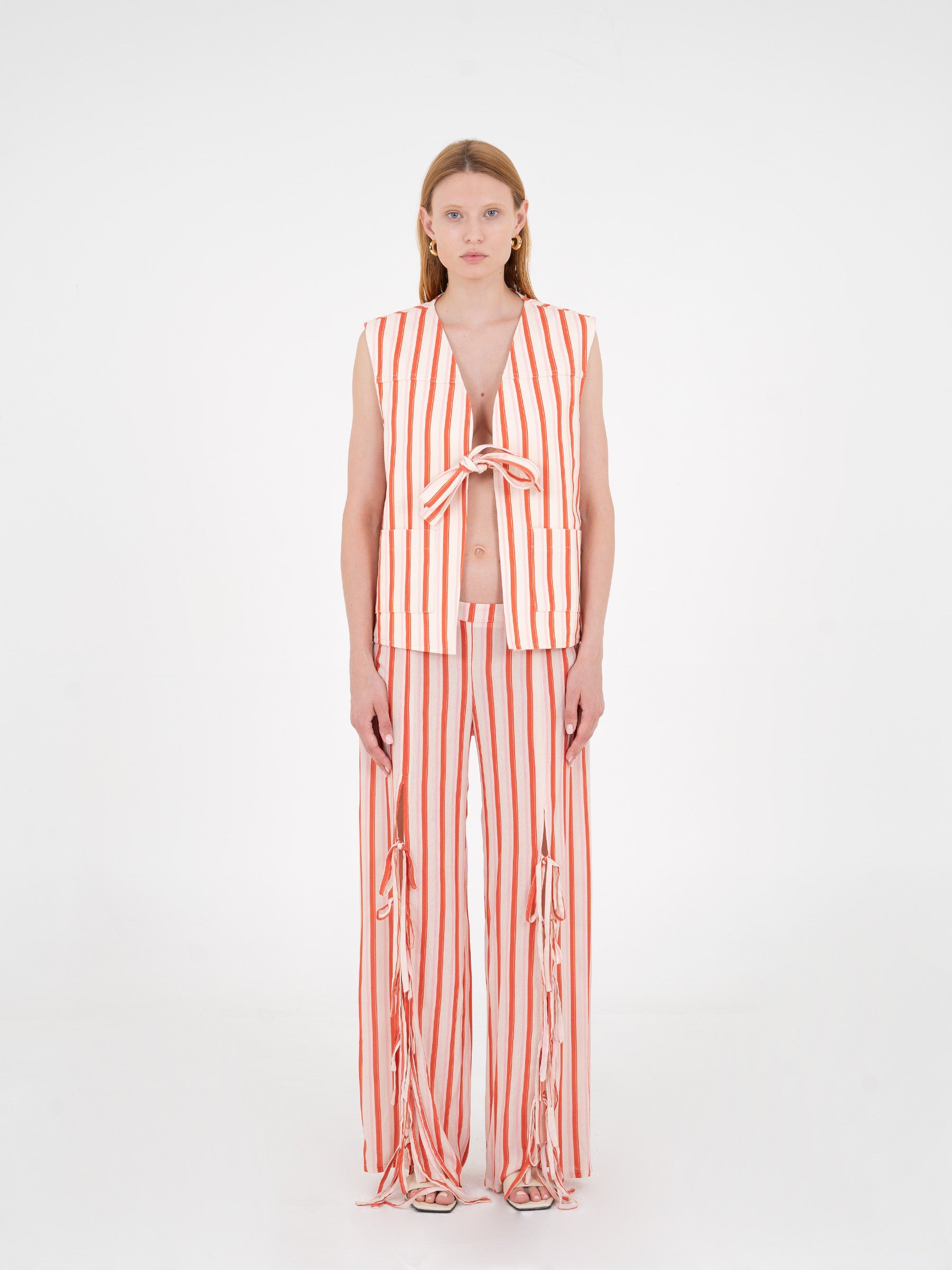 Zinnia Red Striped Printed Denim Vest camisas y camisetas