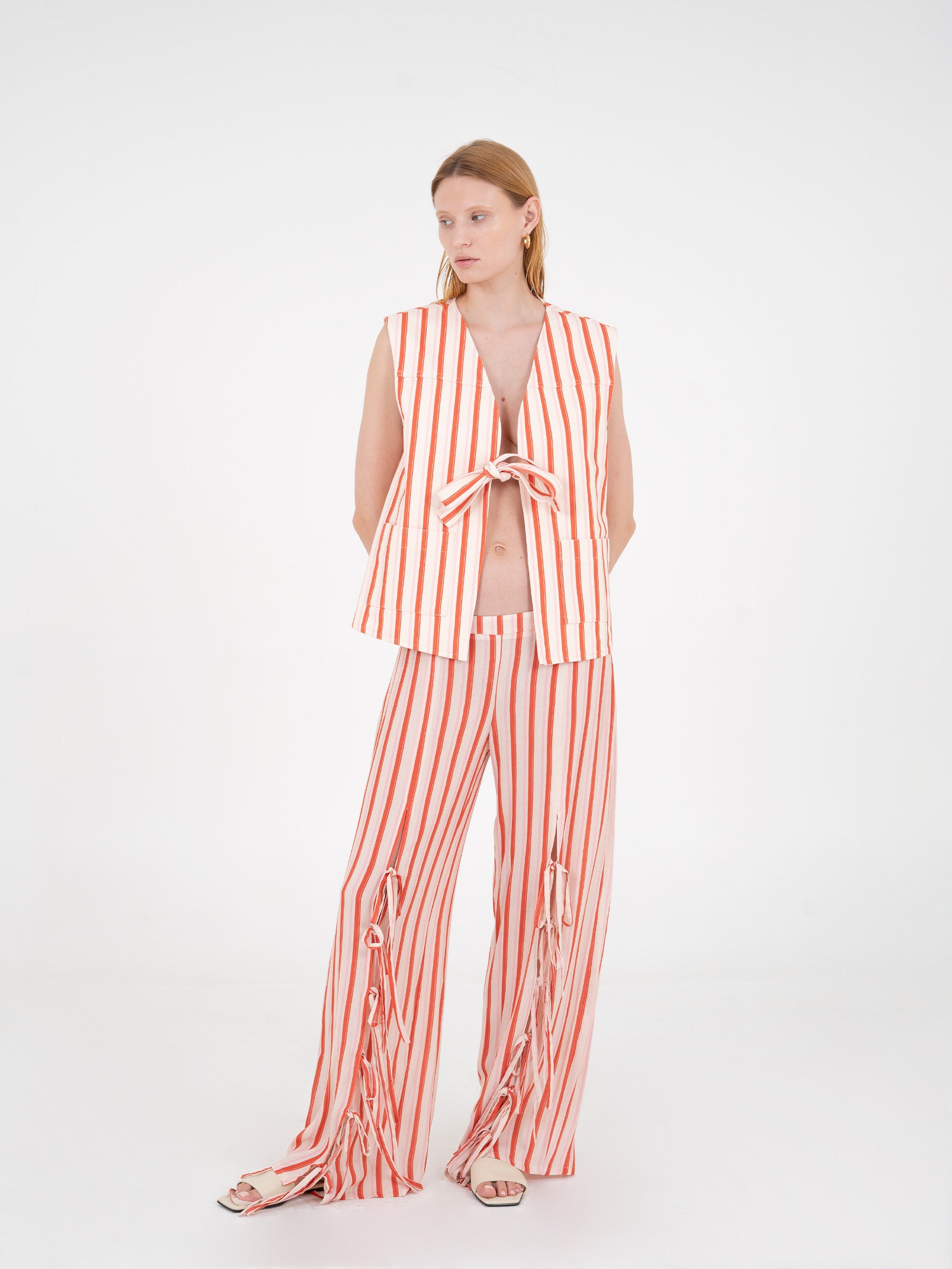 Zinnia Red Striped Printed Denim Vest camisas y camisetas