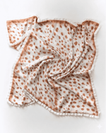 Completa tu look con Fawn Deer Print Scarf